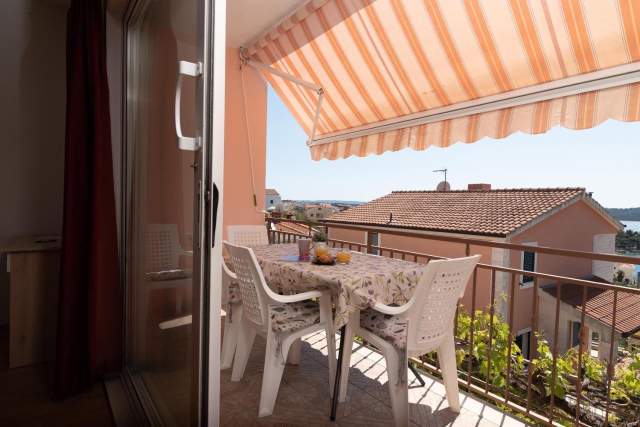 Comfortable Apartment Near The Sea Trogir Exterior photo